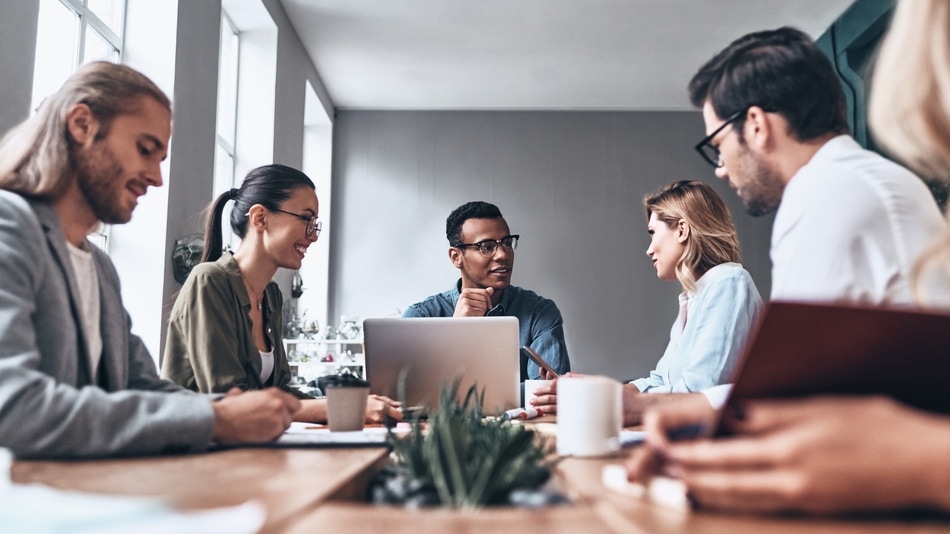 Reunión de personas en una oficina