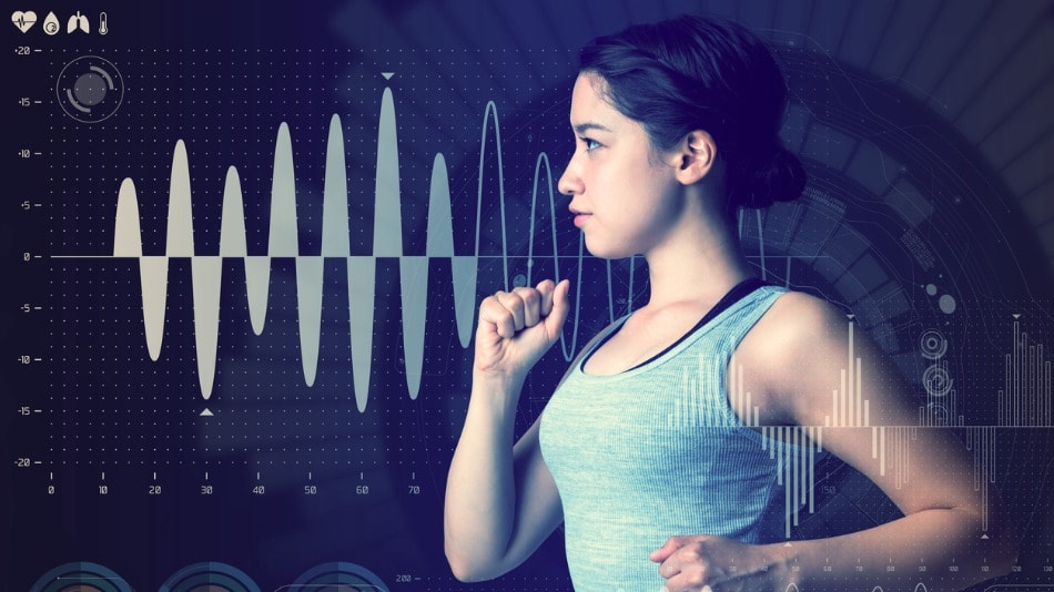 Atleta corriendo y gráficos tecnológicos marcando datos del proceso.