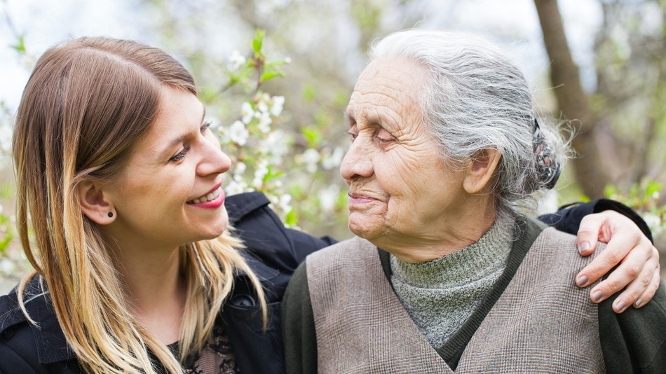 Trabajadora social abrazando a una anciana