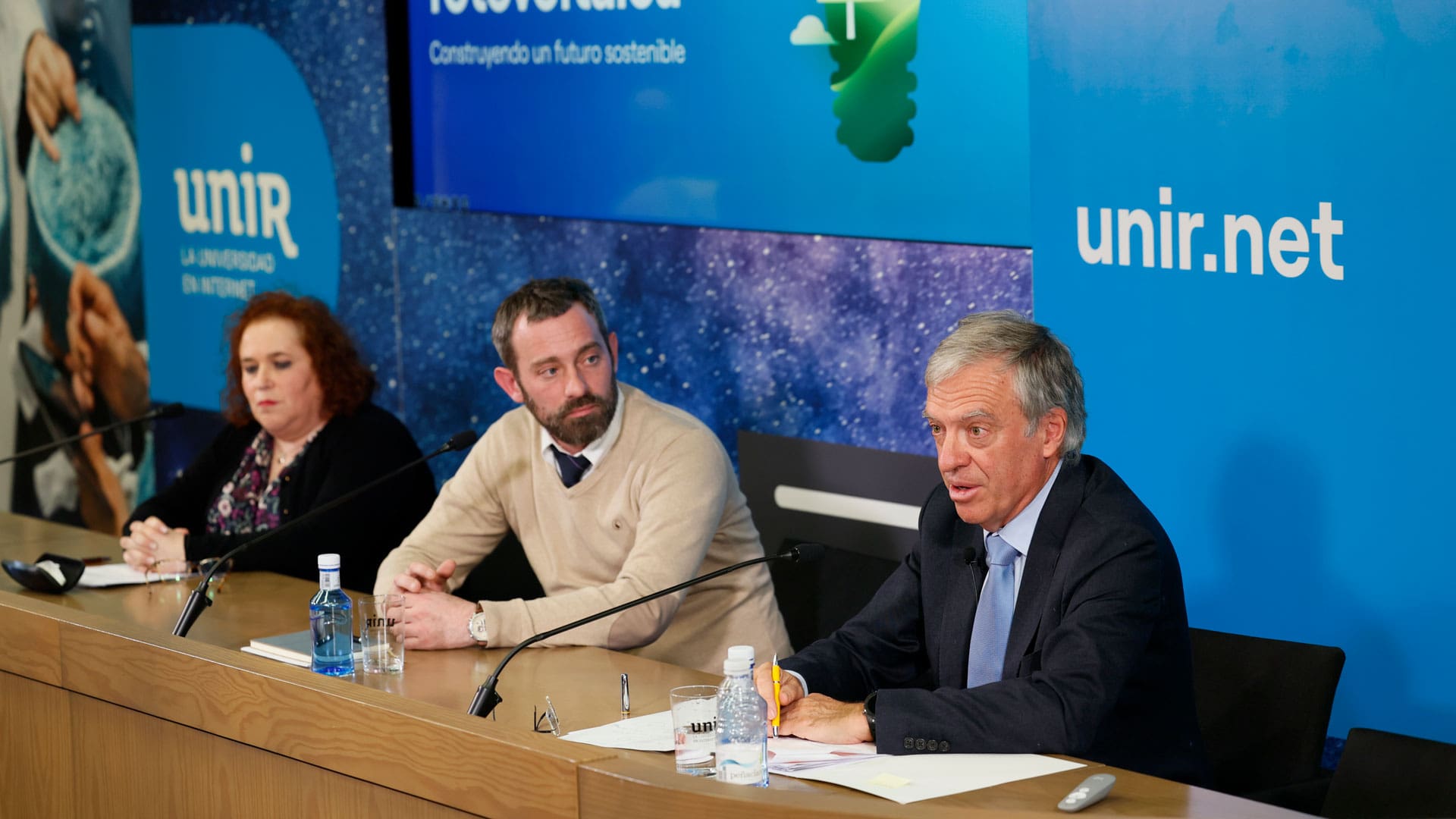 Participantes de la jornada "Energía solar fotovoltaica: construyendo un futuro sostenible"