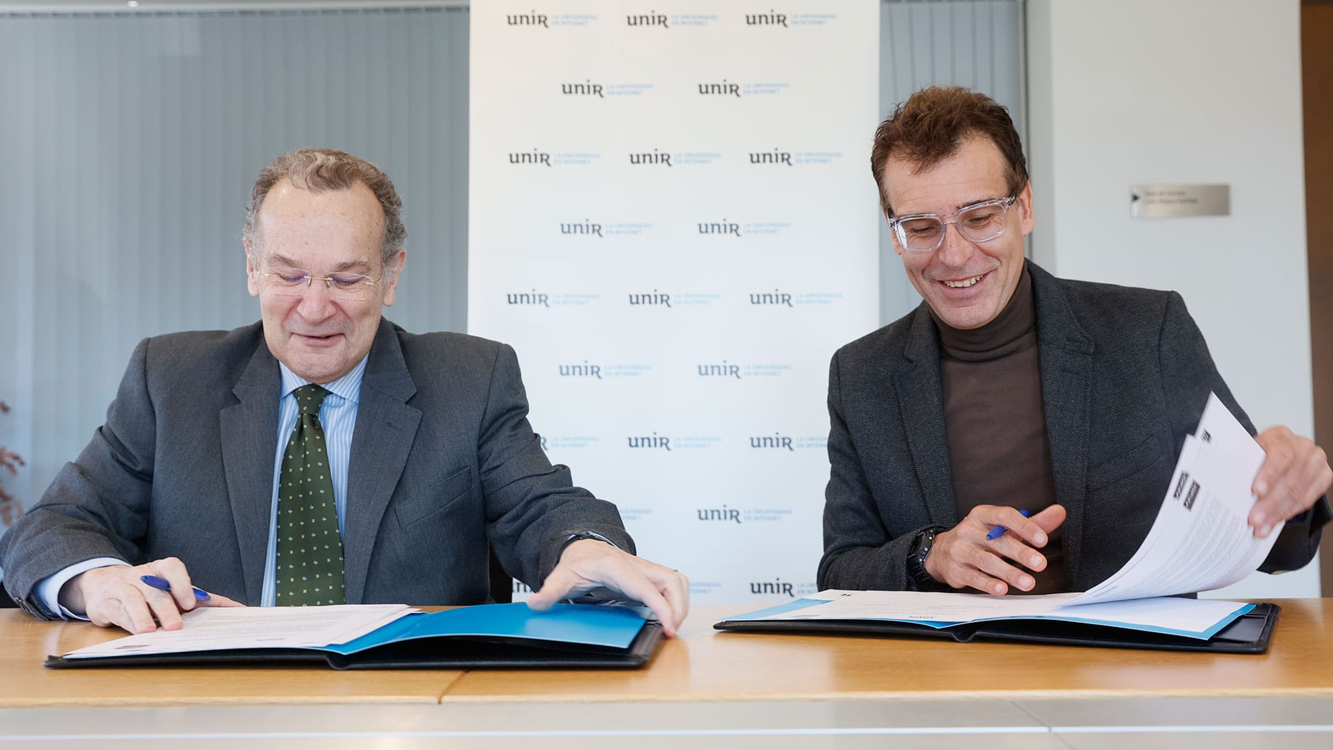 El rector de UNIR y el director de la Fundación Princesa de Girona, durante la firma.