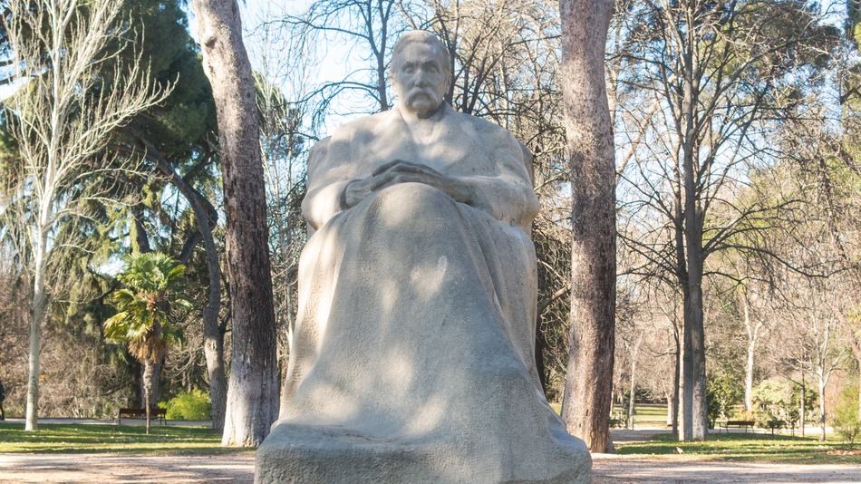 Estatua del escritor Benito Pérez Galdós (1843-1920) el parque del Retiro en Madrid, España