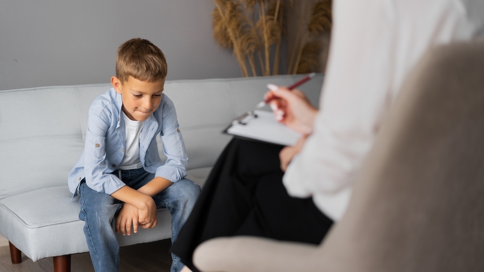 Psicoterapeuta infantil en consulta con un niño