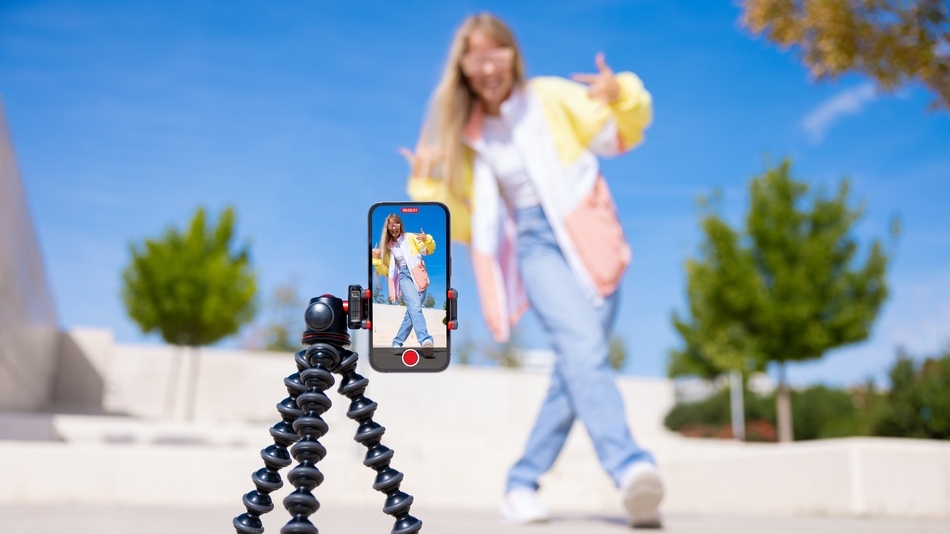 Adolescente filmando video de sí misma en un teléfono móvil