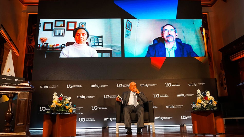 Sobre el escenario, Marcos Tulio Zambrano, rector Universidad Laica Eloy Alfaro de Manabí (ULEAM); Stella Porto, responsable de CredencialesBID & INDES Virtual, Banco Interamericano de Desarrollo (BID); y Carlos Romero Rostagno, responsable del Área de Educación Superior en el Ministerio de Educación y Cultura de Uruguay.