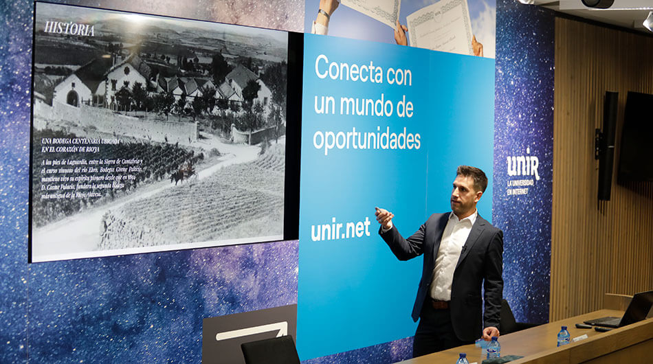 Ignacio Oñate, en un momento de su ponencia sobre La Casa Cosme Palacio.