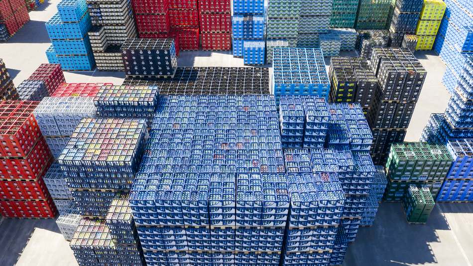 Vista aérea de pilas de cajas de botellas de bebidas