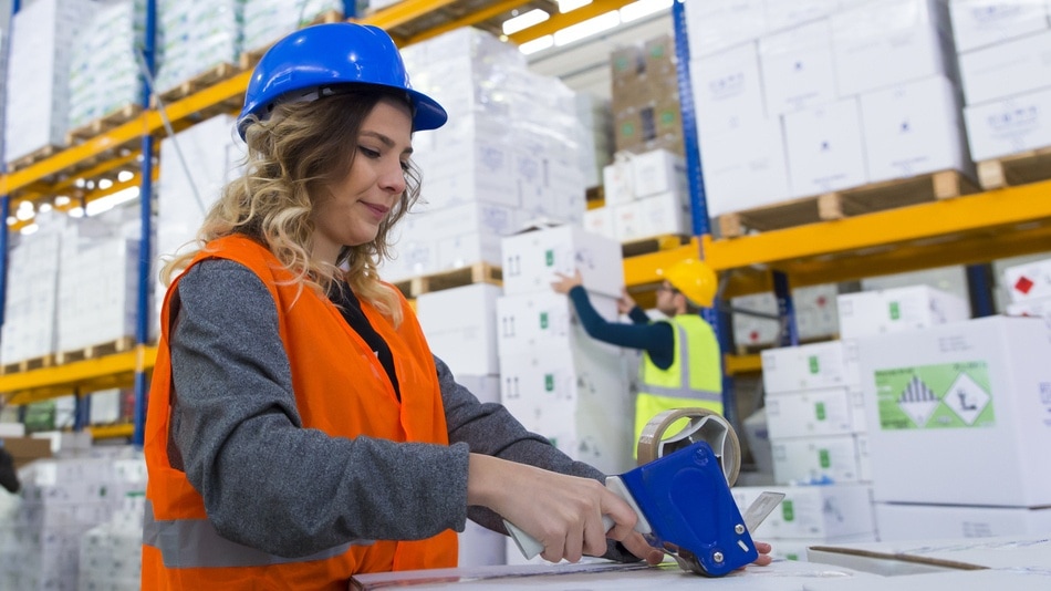 Trabajadores manipulando cajas en un almacén