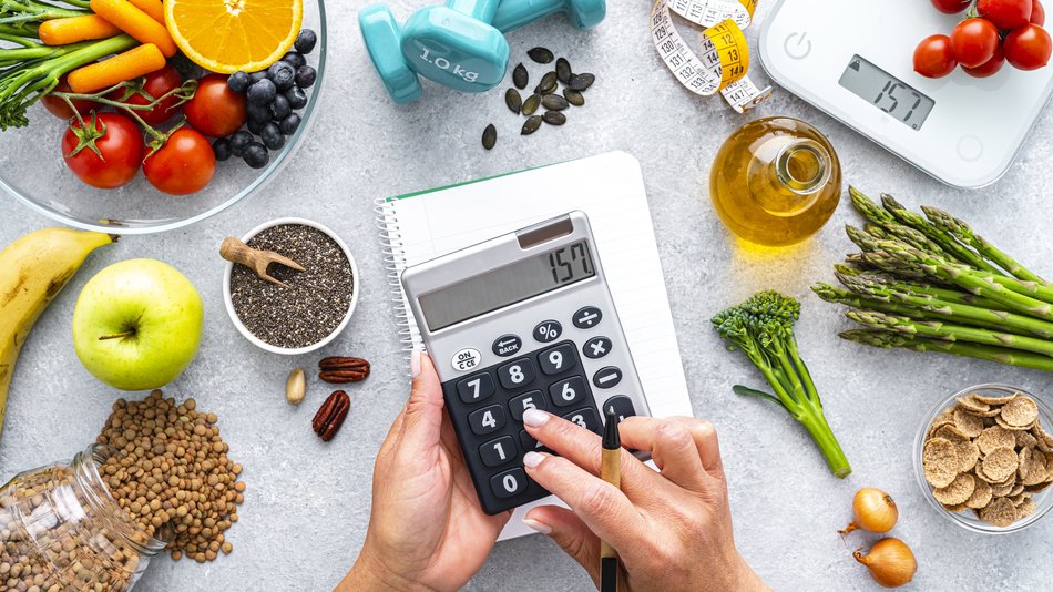 Mujer calculando calorías de alimentos