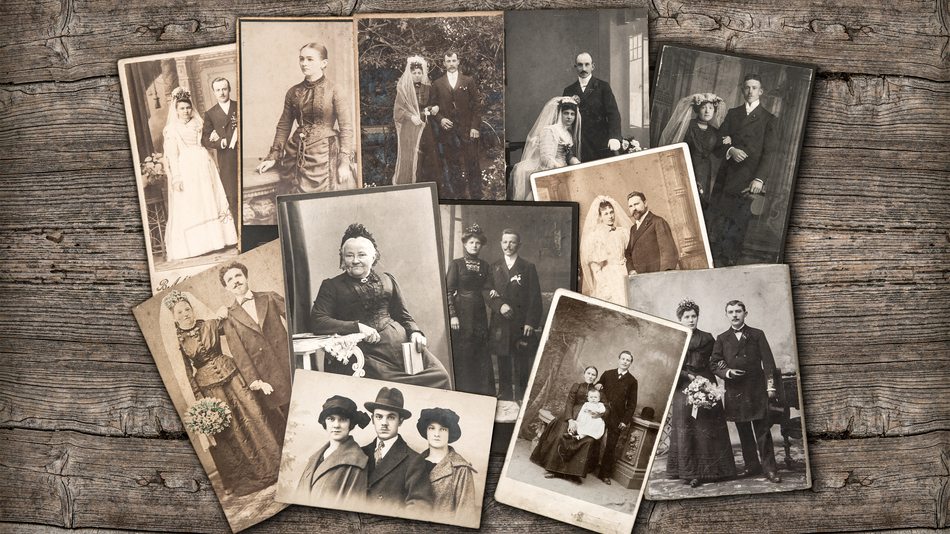 Antiguas fotos familiares sobre fondo de madera