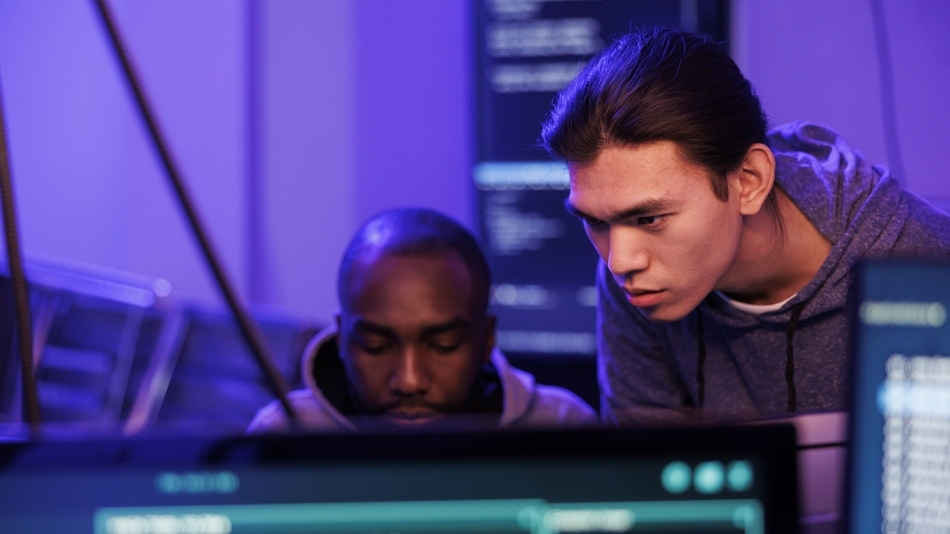 Dos hombres analizando datos en la pantalla de un ordenador