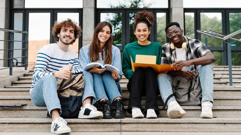 Grupo multiétnico de estudiantes universitarios latinos y afroamericanos sonriendo