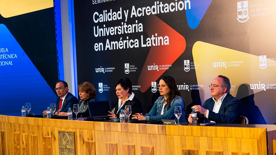 El I Seminario de Calidad y Acreditación Universitaria en América Latina se celebró en Quito, en colaboración con la Escuela Politécnica Nacional.