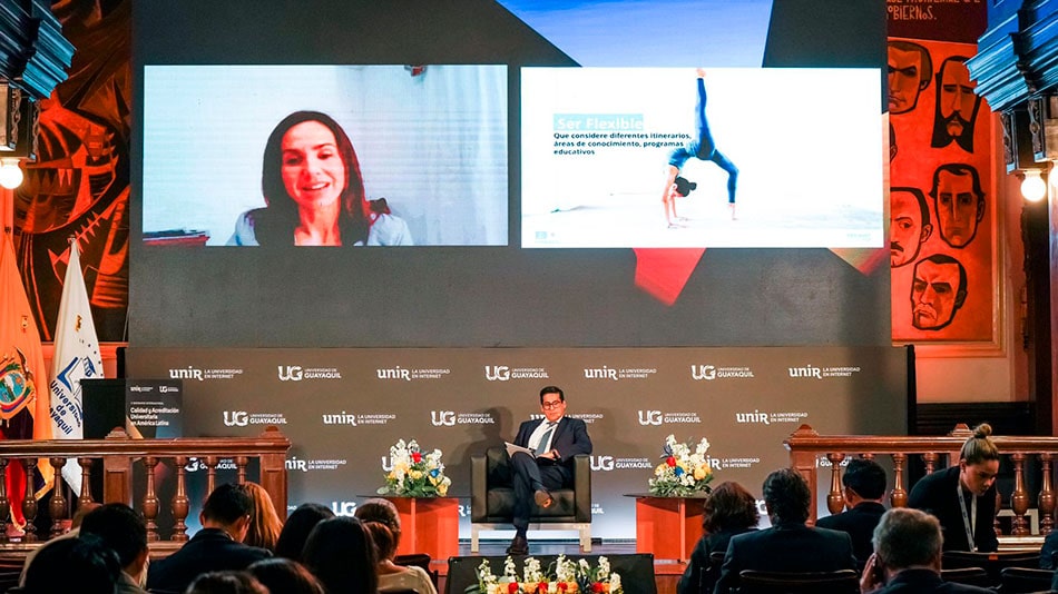 Pablo Beltrán, presidente del Consejo de Educación Superior del Ecuador (CES) (sobre el escenario) y Victoria Galán, directora de Investigación y Análisis en ILSAC-UNESCO (en la pantalla).