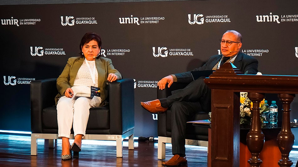 Ximena Córdova, presidenta del Consejo de Aseguramiento de la Calidad de la Educación (CACES), y Néstor Acosta, rector de la Universidad Estatal Península de Santa Elena (UPSE).