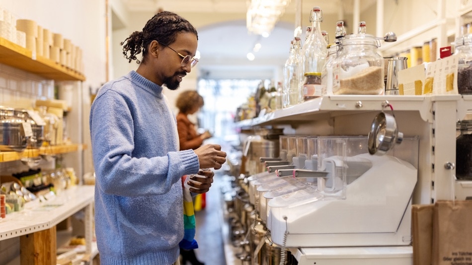 Hombre africano comprando en una tienda