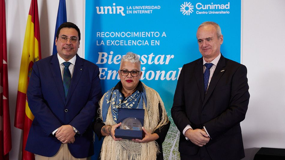 La directora del grado de psicología de UNIR, Rocío Gómez, recibió el galardón en reconocimiento de sus alumnos y profesores.