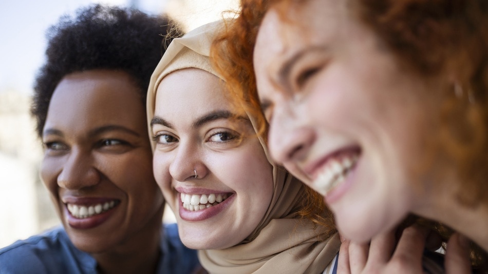 Grupo de tres felices amigas multiétnicos