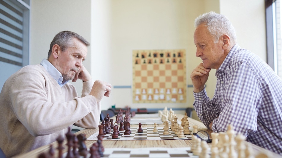 Dos hombres mayores jugando al ajedrez