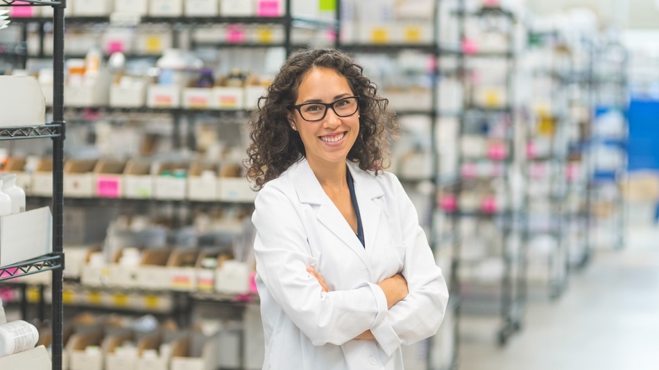 Mujer farmacéutica en al almacén de medicamentos