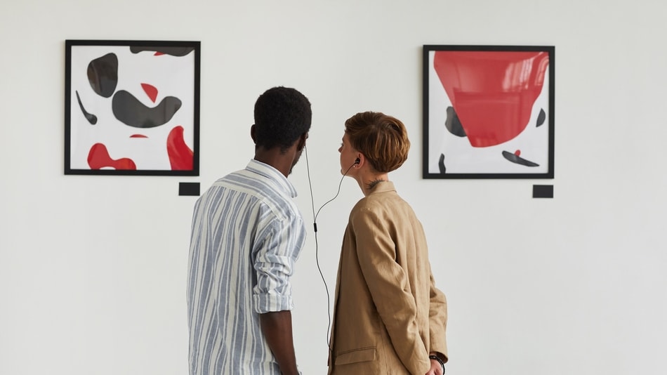 Pareja mirando arte moderno en un museo