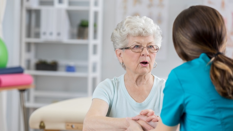 Terapeuta con una mujer en su consulta