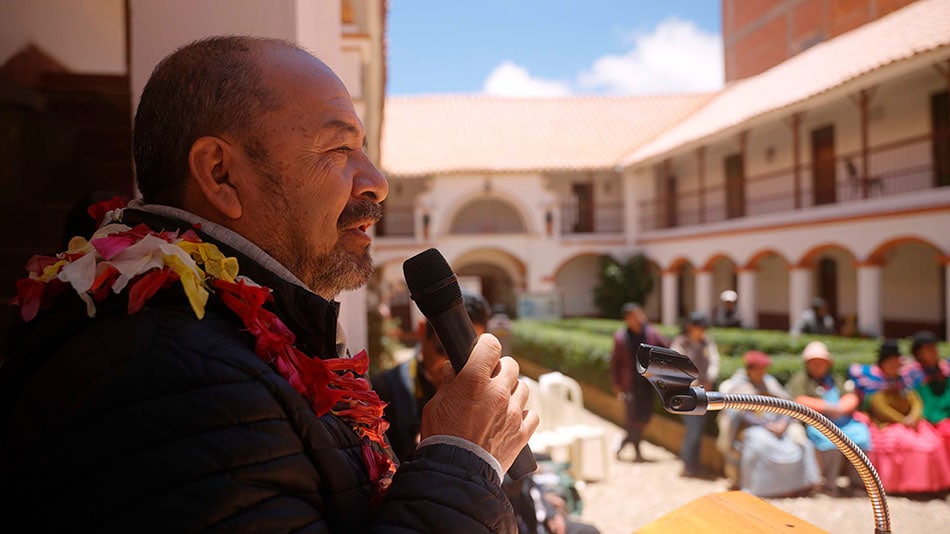 Luis Iriarte, representante de UNIR en Bolivia, interviene en la reapertura del albergue.