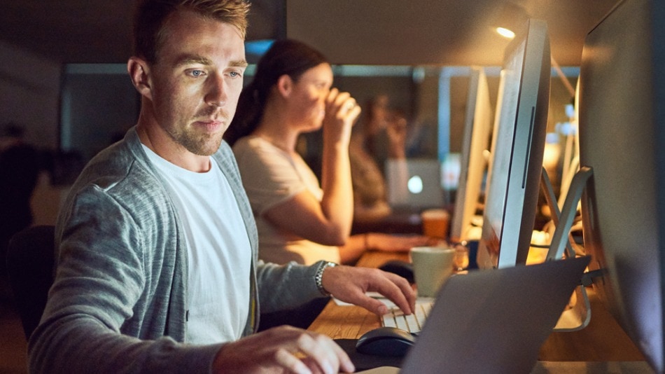 Desarroladores trabajando de noche