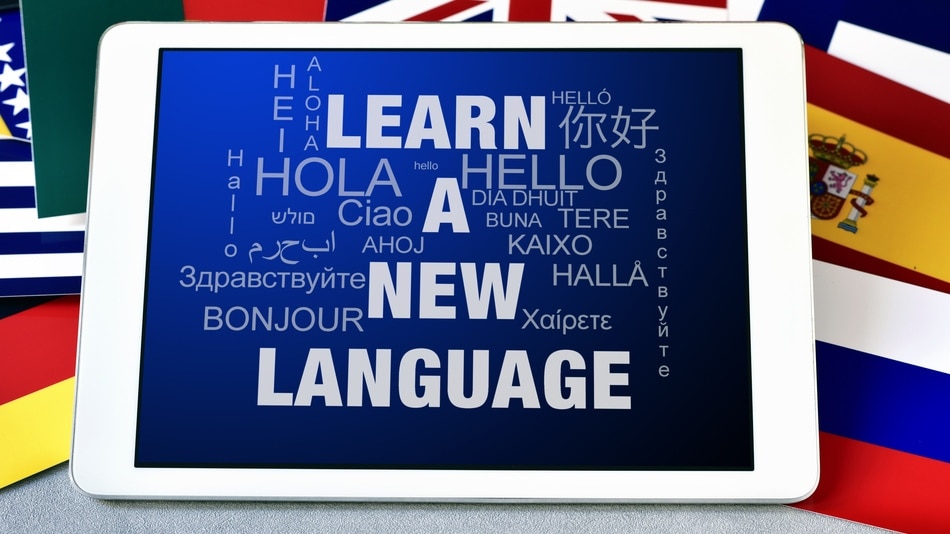 Texto en ingles "aprende un nuevo idioma" en una tablet 