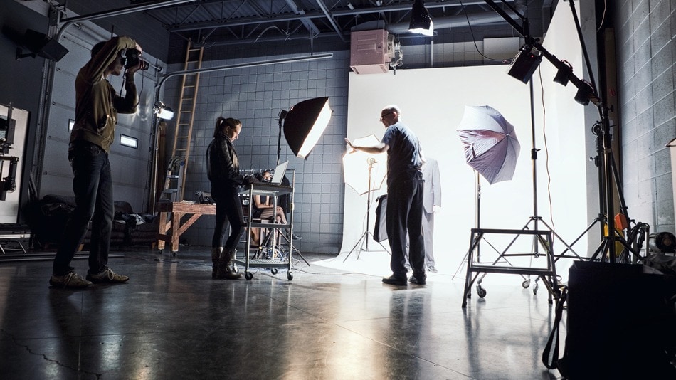 Equipo de filmación en un estudio