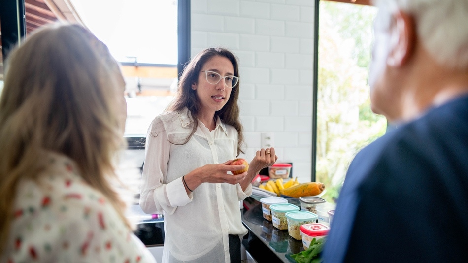 Nutricionista organizando planes de comidas para una pareja de ancianos 