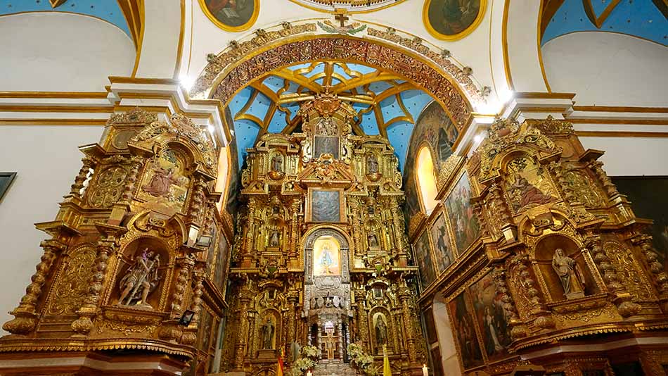 El altar mayor es una de las joyas que atesora la basílica de Copacabana.