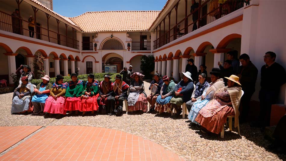 Grupo de fieles indígenas en el patio de la hospedería.