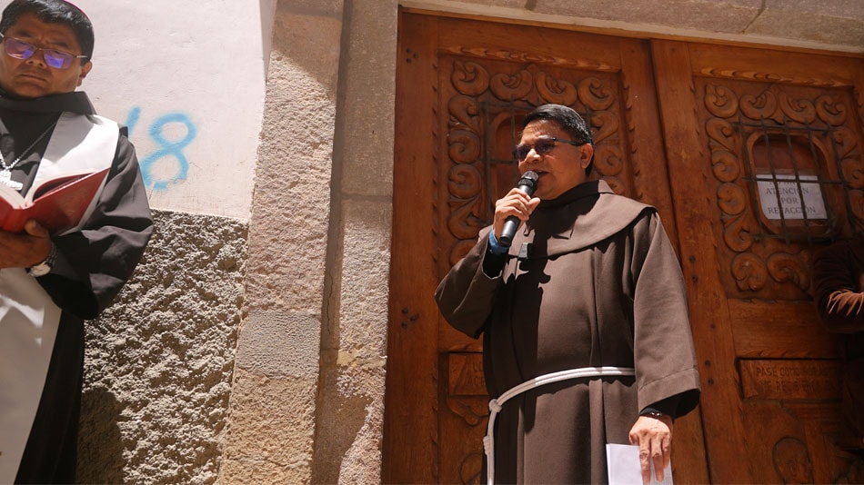El párroco y hermano franciscano, Abelino Yeguaori, dirige unas palabras en la bendición de la hospedería.