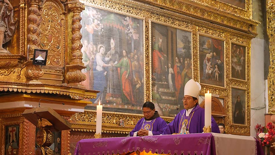 Monseñor Jorge Herbas oficia la misa de bendición de la obra en la catedral, junto con el hermano Abelino Yeguaori.