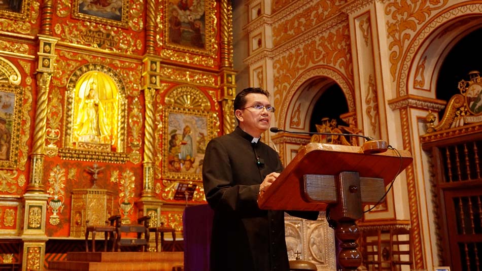 Adalid Ordoñez, párroco de la catedral, en el púlpito.