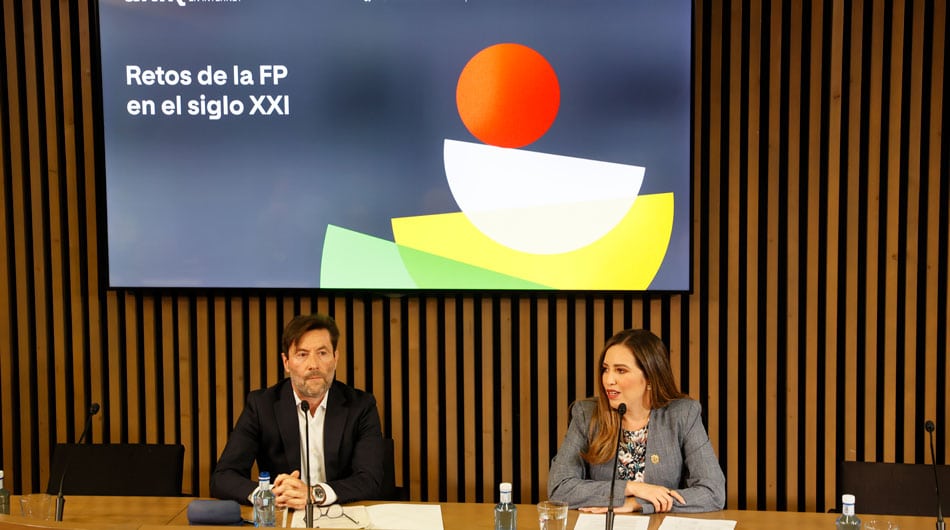 Ana Changuín, de Senescyt, y Daniel Marín, de Gobierno de La Rioja, durante el diálogo.