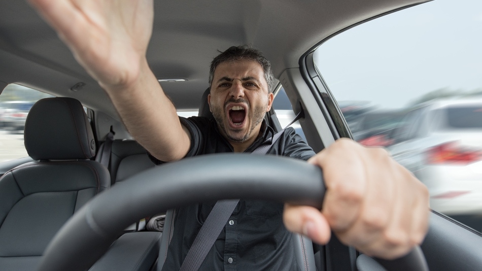 Hombre gesticulando dentro de un coche