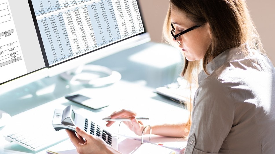 Mujer haciendo una auditoria financiera