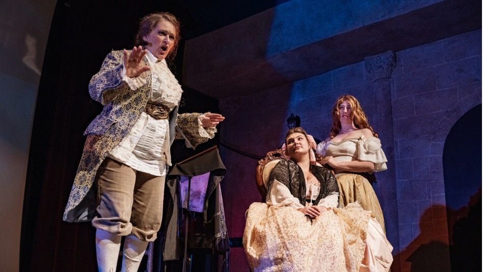 Tres actrices con trajes de época en el escenario del teatro