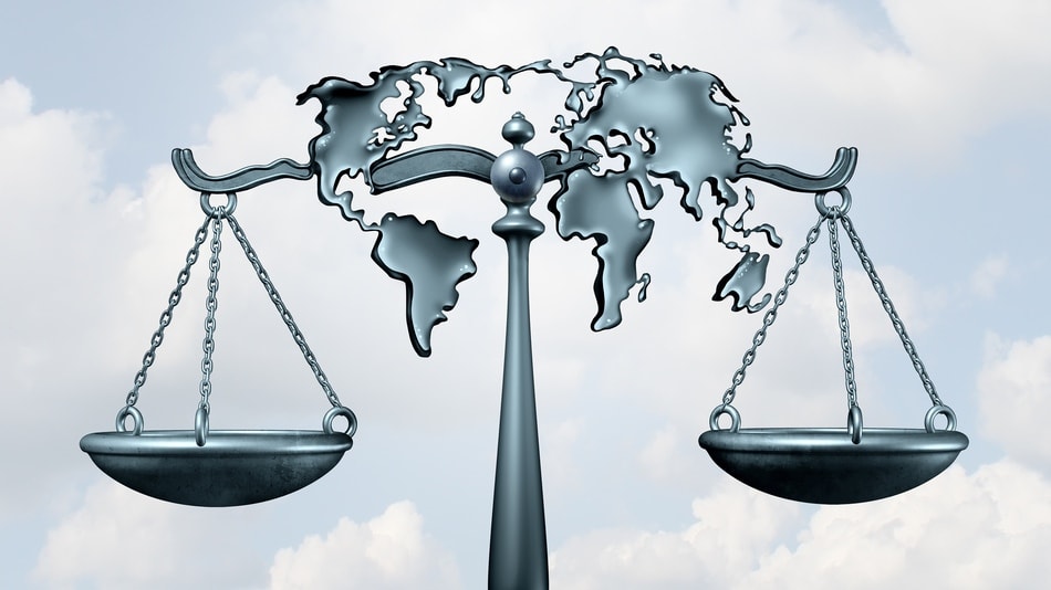 Balanza de la Justicia y en el medio de las balanzas las naciones del mundo