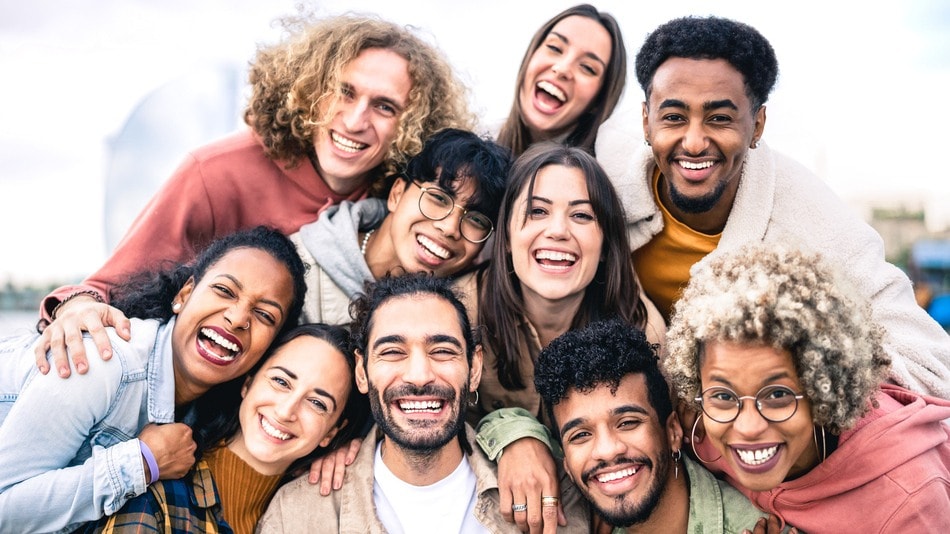 Concepto de amistad de estilo de vida feliz en jóvenes multiculturales