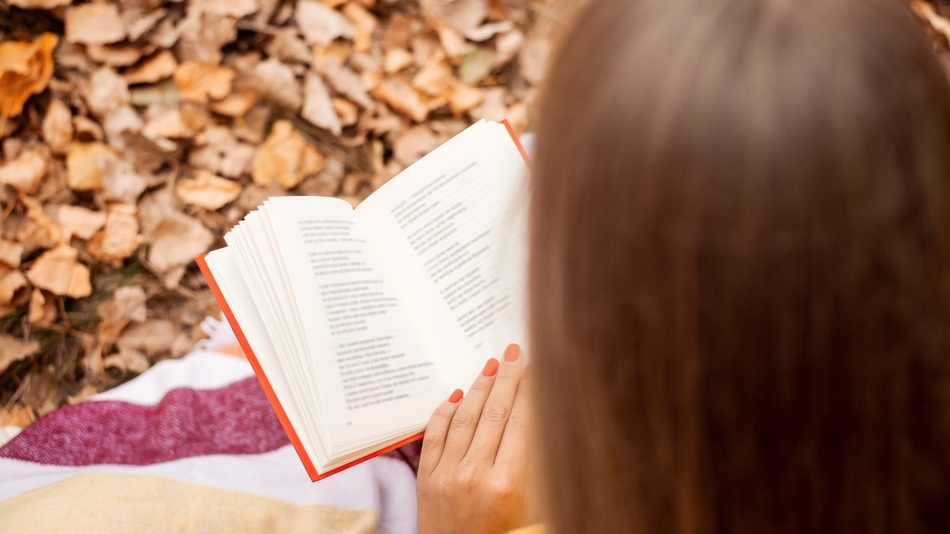 Mujer leyendo un libro