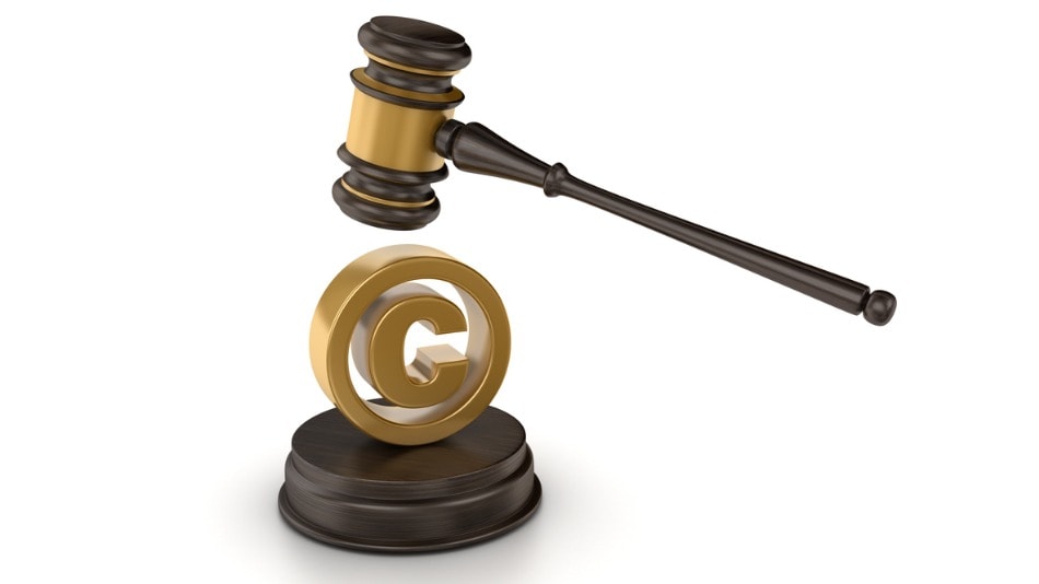 Mazo de juez y símbolo de Copyright como protección de la propiedad intelectual