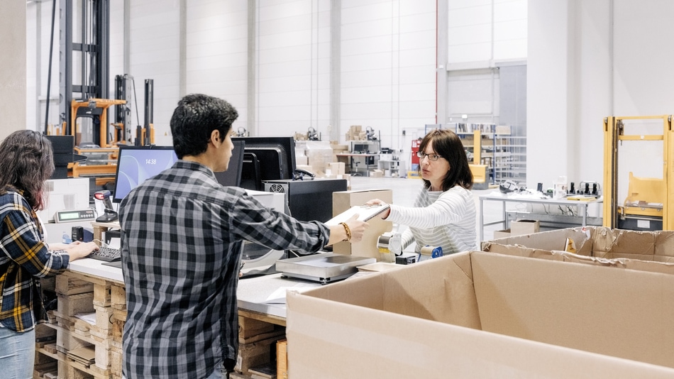 Almacen con operarios trabajando