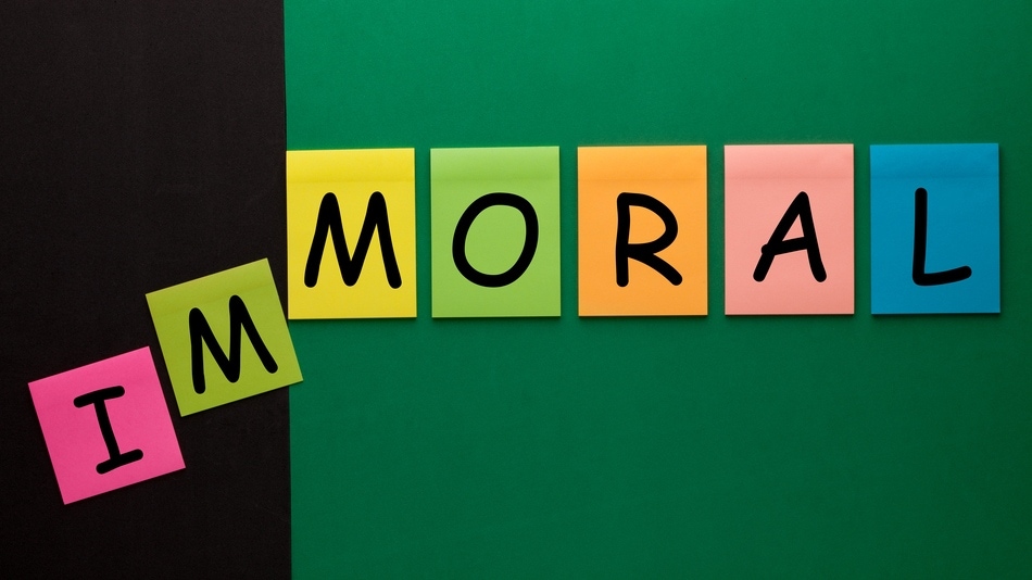 Concepto inmoral a moral escrito en papel por letras