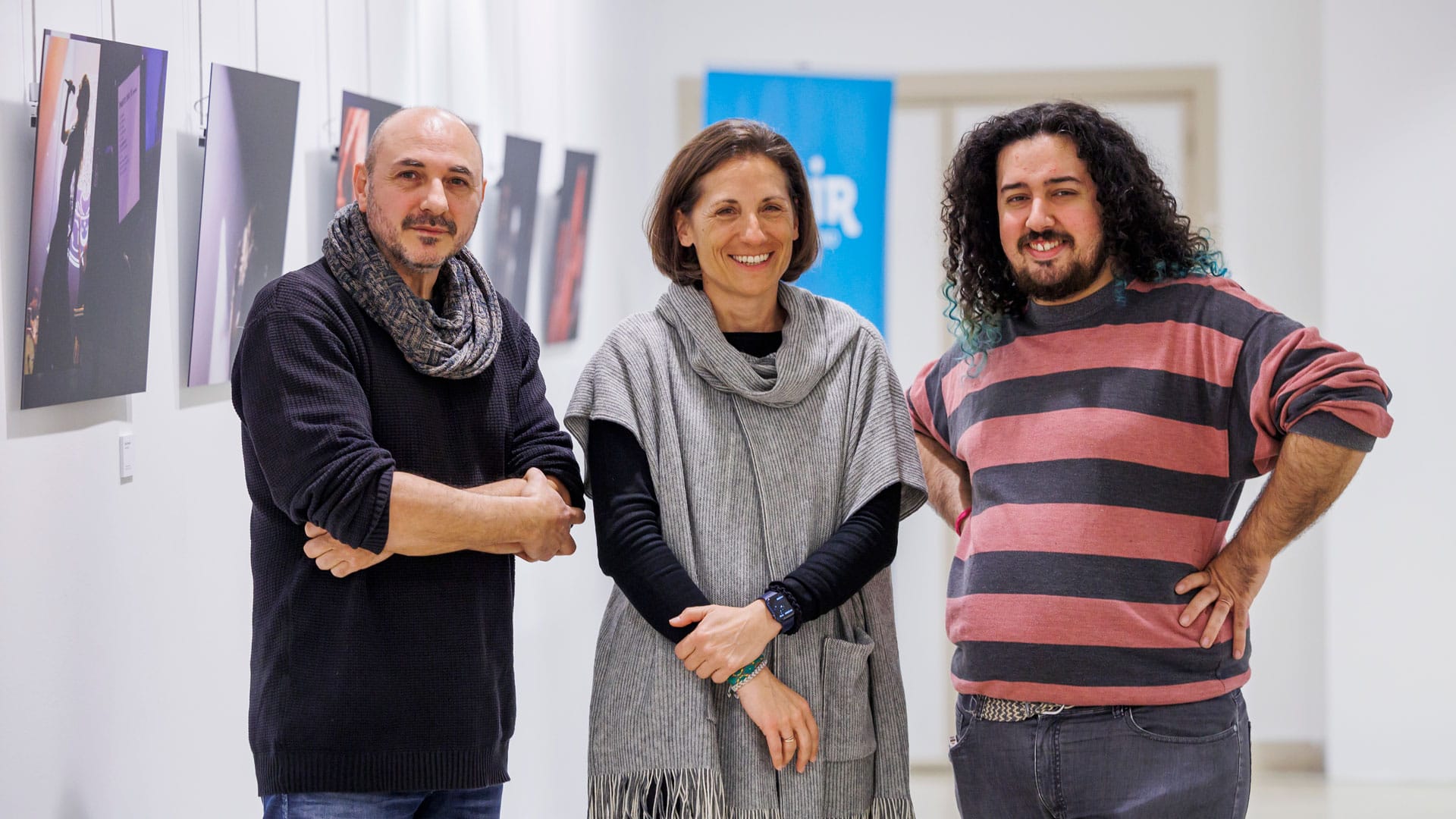 Alumnos del Grado de Fotografía de UNIR en la inauguración de la exposición.