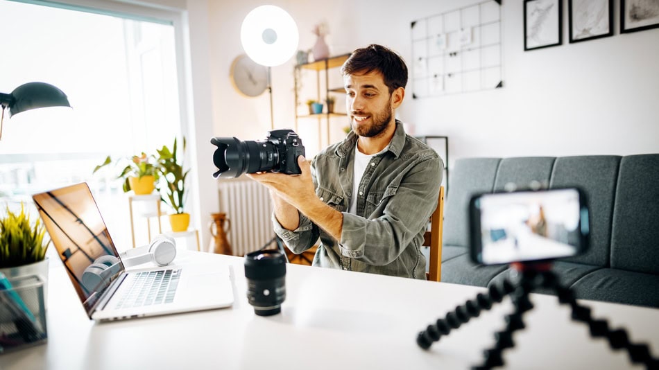 Fotógrafo profesional mostrando una cámara en las redes sociales