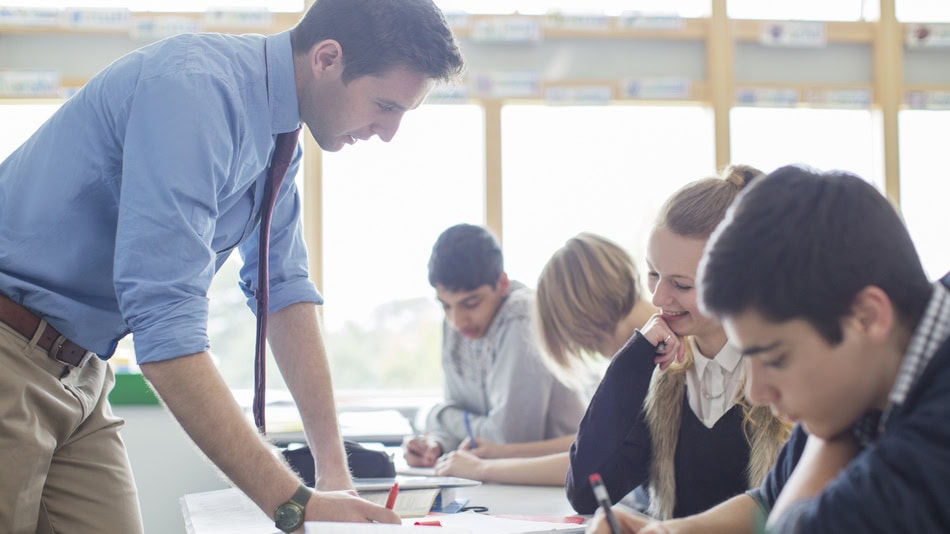 Uno de los requisitos para ser profesor de ingles es contar con una licenciatura o grado ligado al idioma