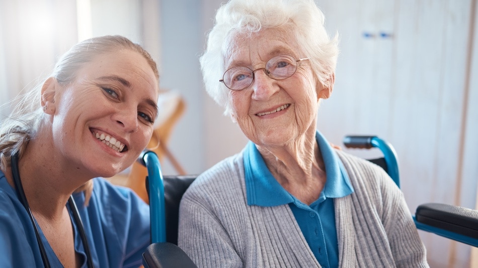 Paciente geriátrico con una enfermera